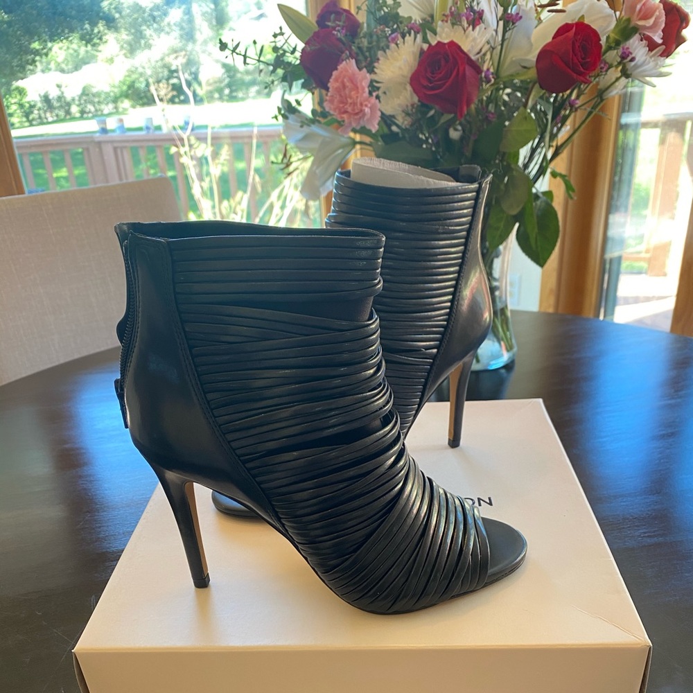 NIB BCBG generation black strappy peep toe booties